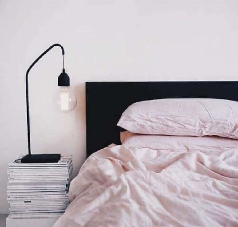 31. Decoração minimalista para quarto com cabeceira cama box preta – Foto: Pinterest