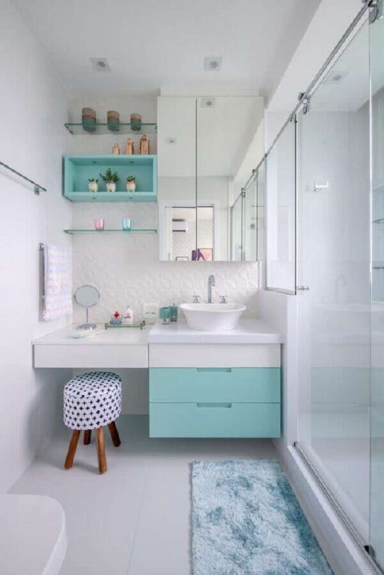 40. Decoração delicada para banheiro sob medida pequeno branco com detalhes em azul turquesa – Foto: Conexão Décor