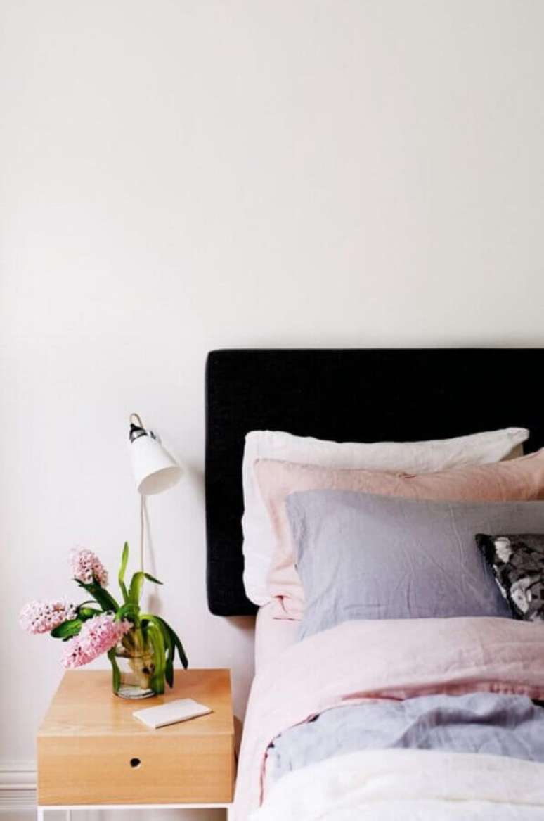 7. Decoração delicada para quarto minimalista com cabeceira estofada preta – Foto: We Heart It