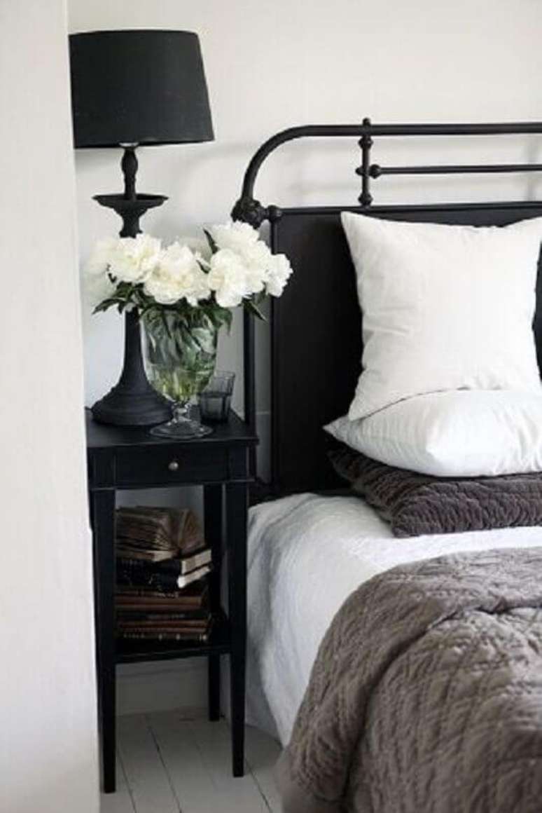 33. Quarto branco decorado com cabeceira de cama preta – Foto: Pinterest