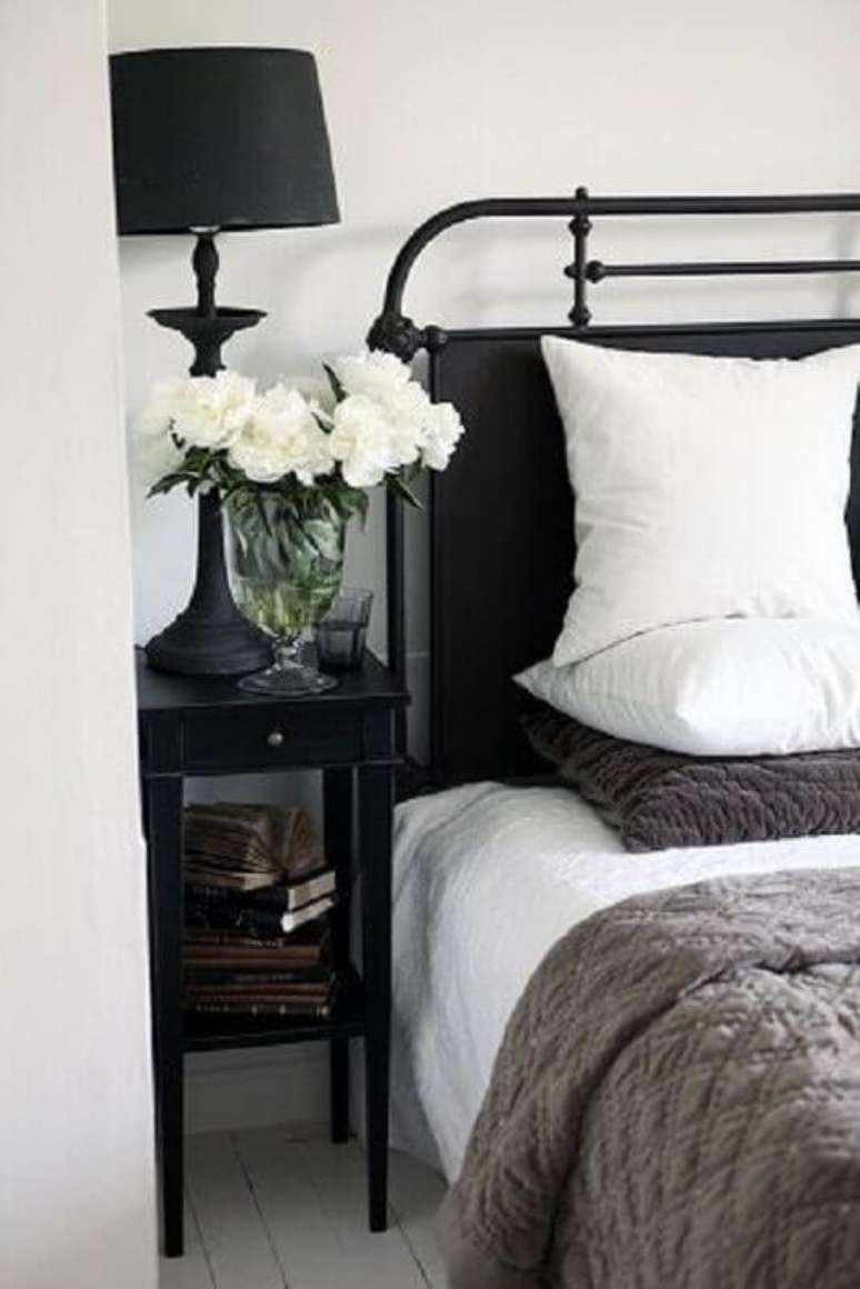 33. Quarto branco decorado com cabeceira de cama preta &ndash; Foto: Pinterest