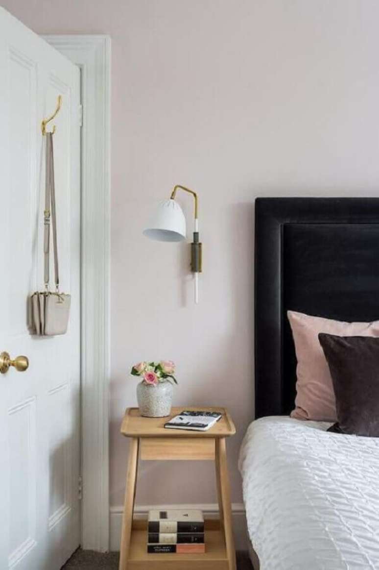34. Decora&ccedil;&atilde;o para quarto com abajur de parede e cabeceira preta estofada &ndash; Foto: Casa de Valentina