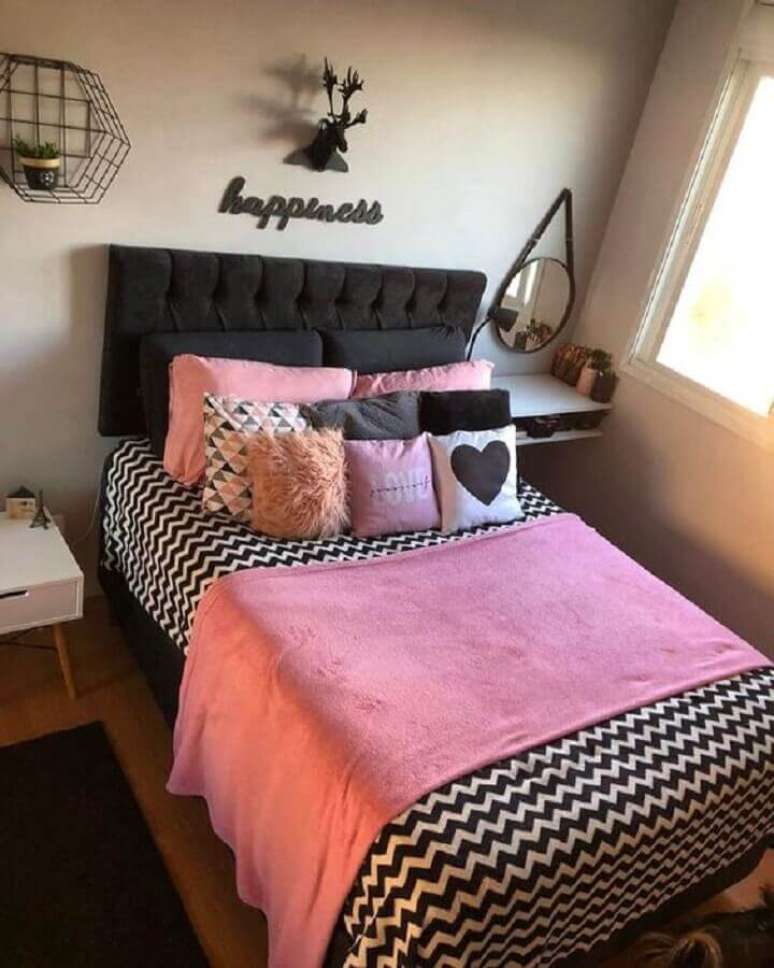 35. Quarto simples decorado com cabeceira estofada preta e almofadas cor de rosa – Foto: Pinterest