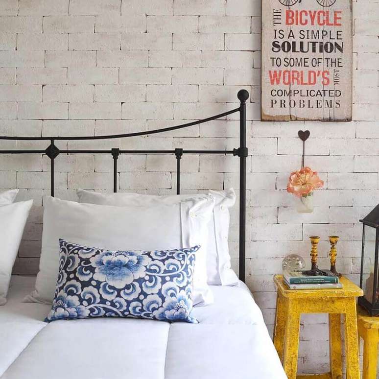 3. Decoração simples para quarto com parede de tijolinho branca e cabeceira preta de ferro – Foto: Soul Casa