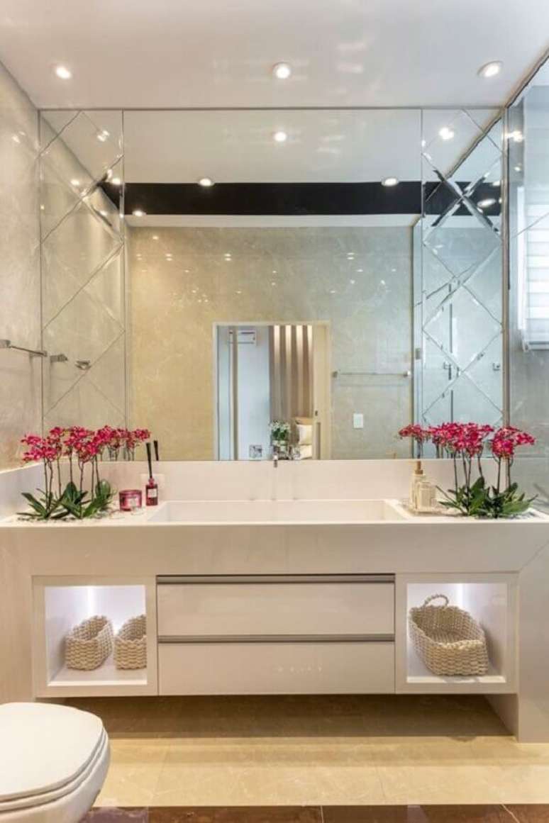 43. Decoração sofisticada com parede de espelho para banheiro sob medida – Foto: Homify
