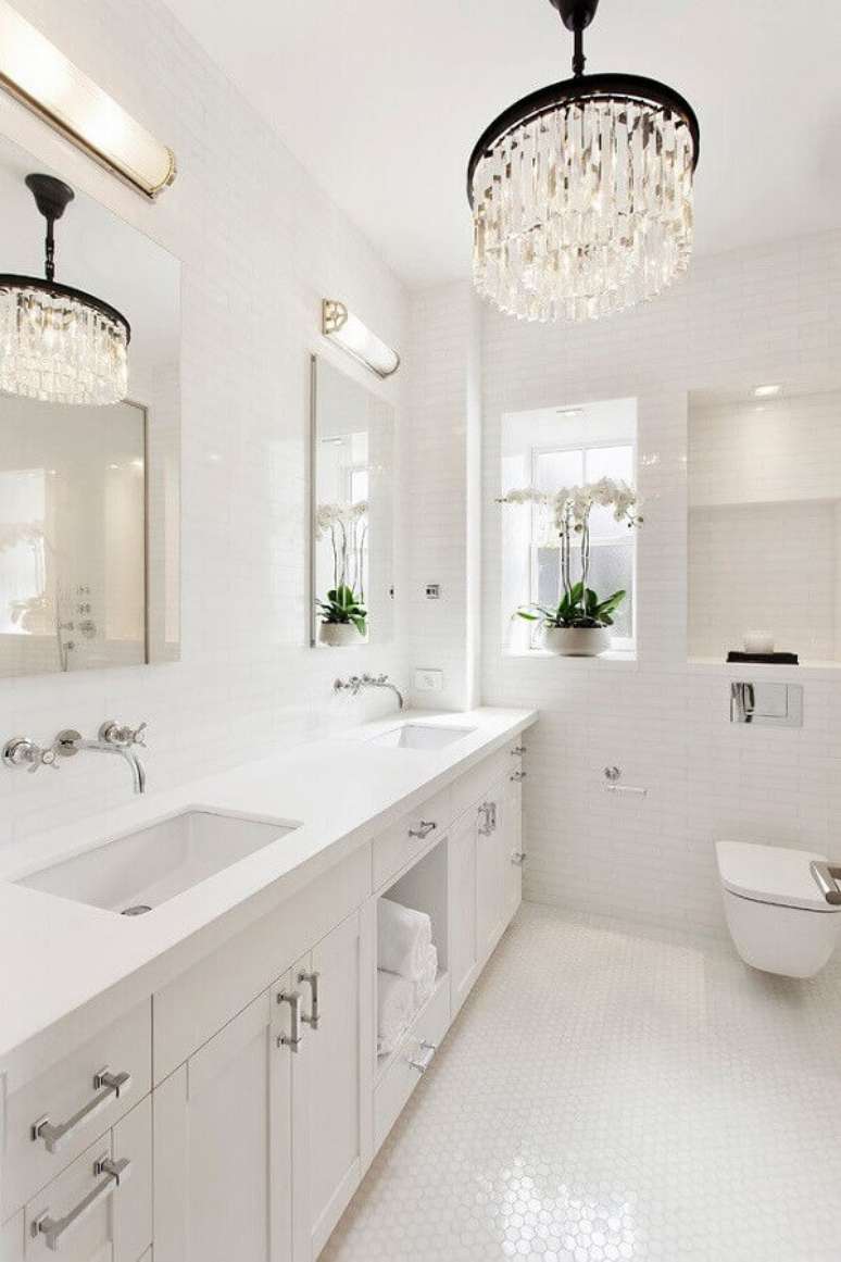 44. Lustre de cristal para banheiro sob medida todo branco sofisticado – Foto: Pinterest