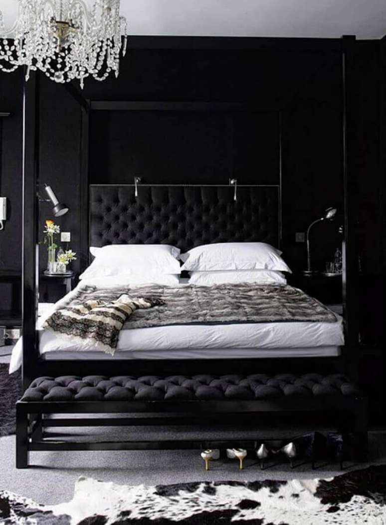 37. Decoração sofisticada com cabeceira capitonê preta para quarto de casal – Foto: Home Fashion Trend