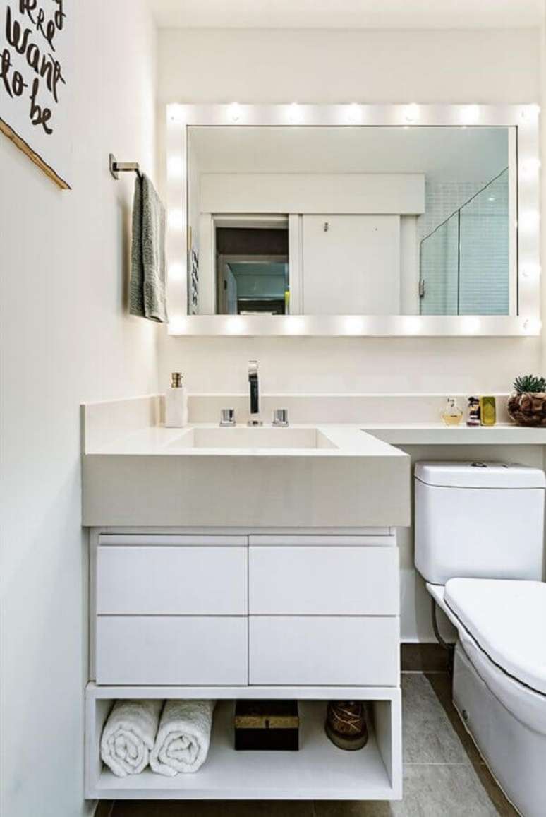 8. Um bom projeto de iluminação ajuda na sensação de amplitude do banheiro sob medida pequeno – Foto: Pinterest