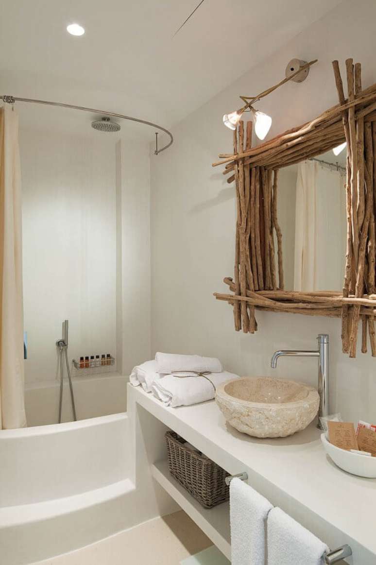 46. Moldura rústica para espelho para banheiro sob medida branco com cuba de pedra – Foto: Diario Design