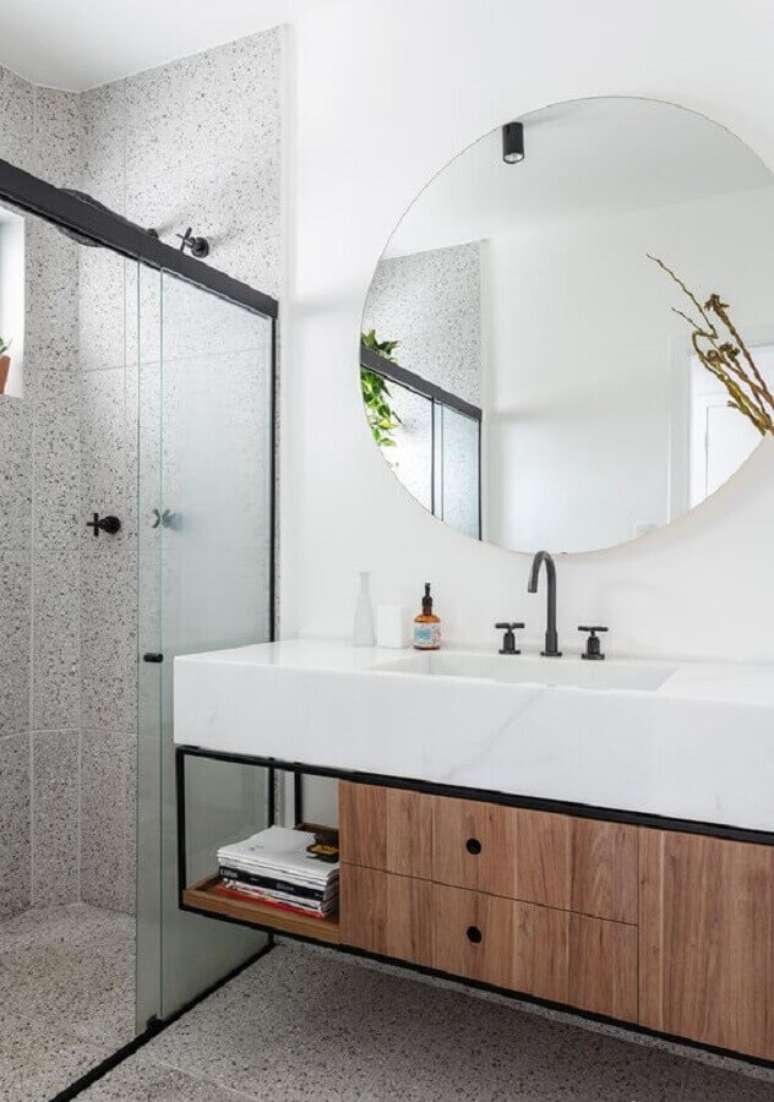 47. Espelho redondo sem moldura para decoração de banheiro sob medida moderno – Foto: Histórias de Casa