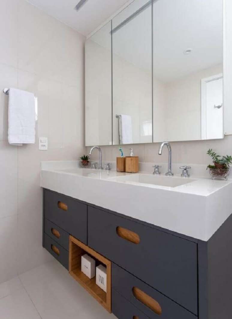 50. Decoração de banheiro sob medida com gabinete cinza com detalhes em madeira – Foto: Pinterest