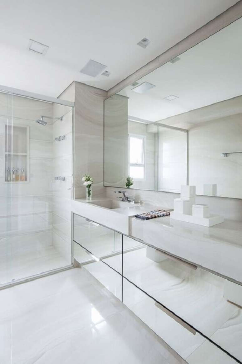 51. Gabinete espelhado para decoração de banheiro sob medida todo branco – Foto: Apartment Therapy
