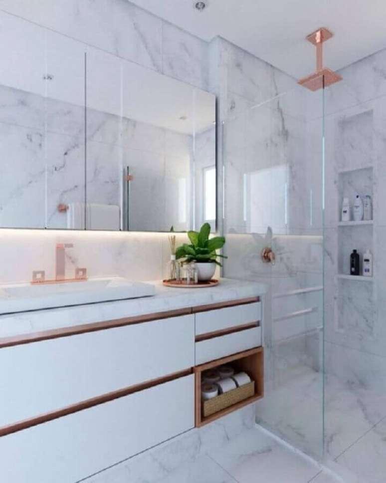 55. Banheiro sob medida todo branco decorado com detalhes em rose gold – Foto: Jeito de Casa