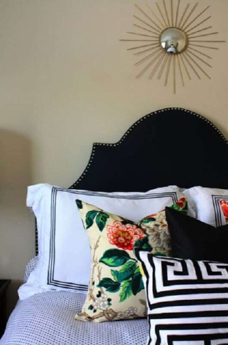 38. Quarto decorado com almofadas estampadas e cabeceira preta estofada com estilo clássico – Foto: Home Fashion Trend