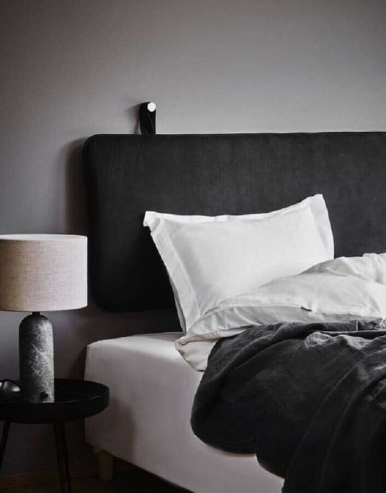 40. Quarto cinza minimalista decorado com cabeceira estofada preta moderna – Foto: The Everygirl
