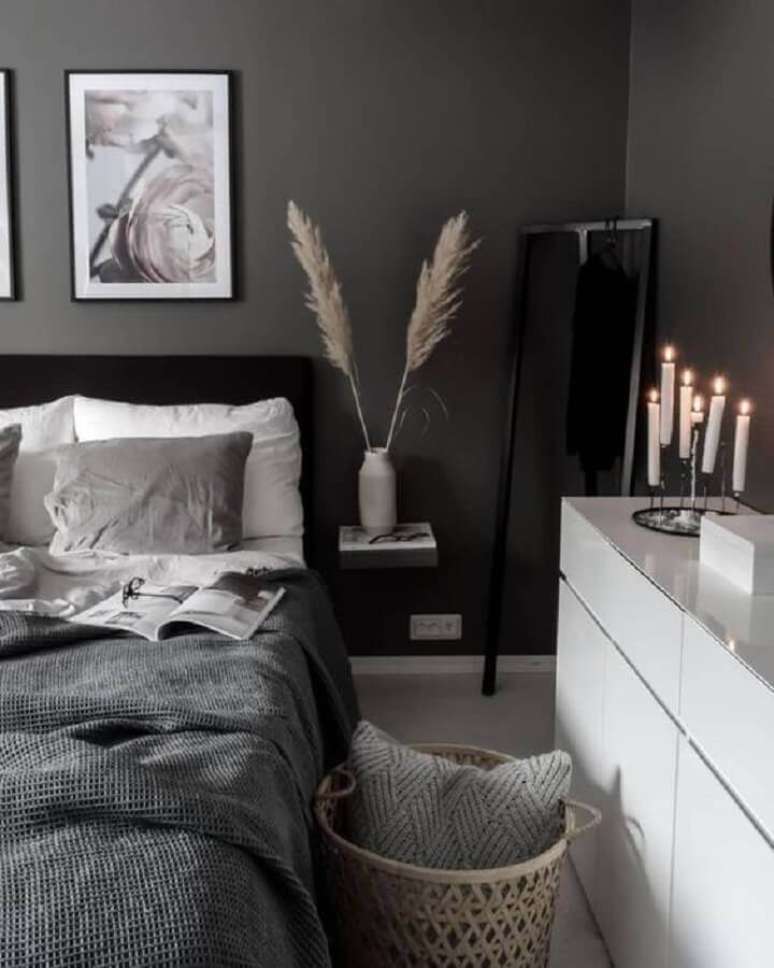 41. Quarto cinza moderno decorado com cabeceira preta e cômoda branca – Foto: Home Fashion Trend