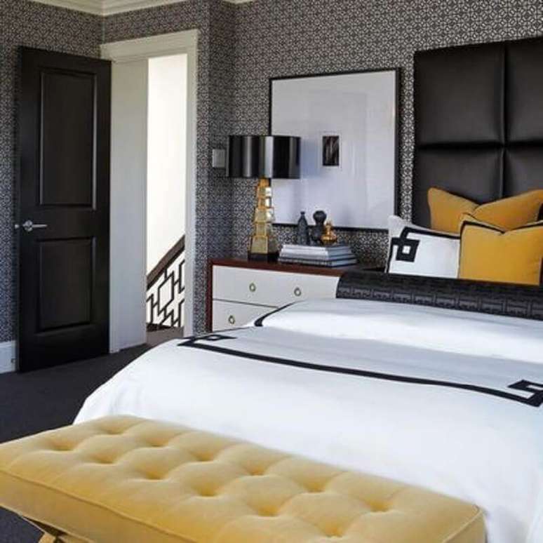 43. Cabeceira preta estofada de couro para quarto de casal amplo com recamier amarelo &ndash; Foto: Pinterest