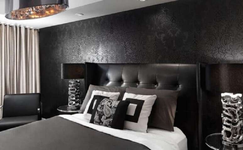 Quarto com estilo clássico decorado com papel de parede mica preto e  cabeceira dourada! - Decor Salteado