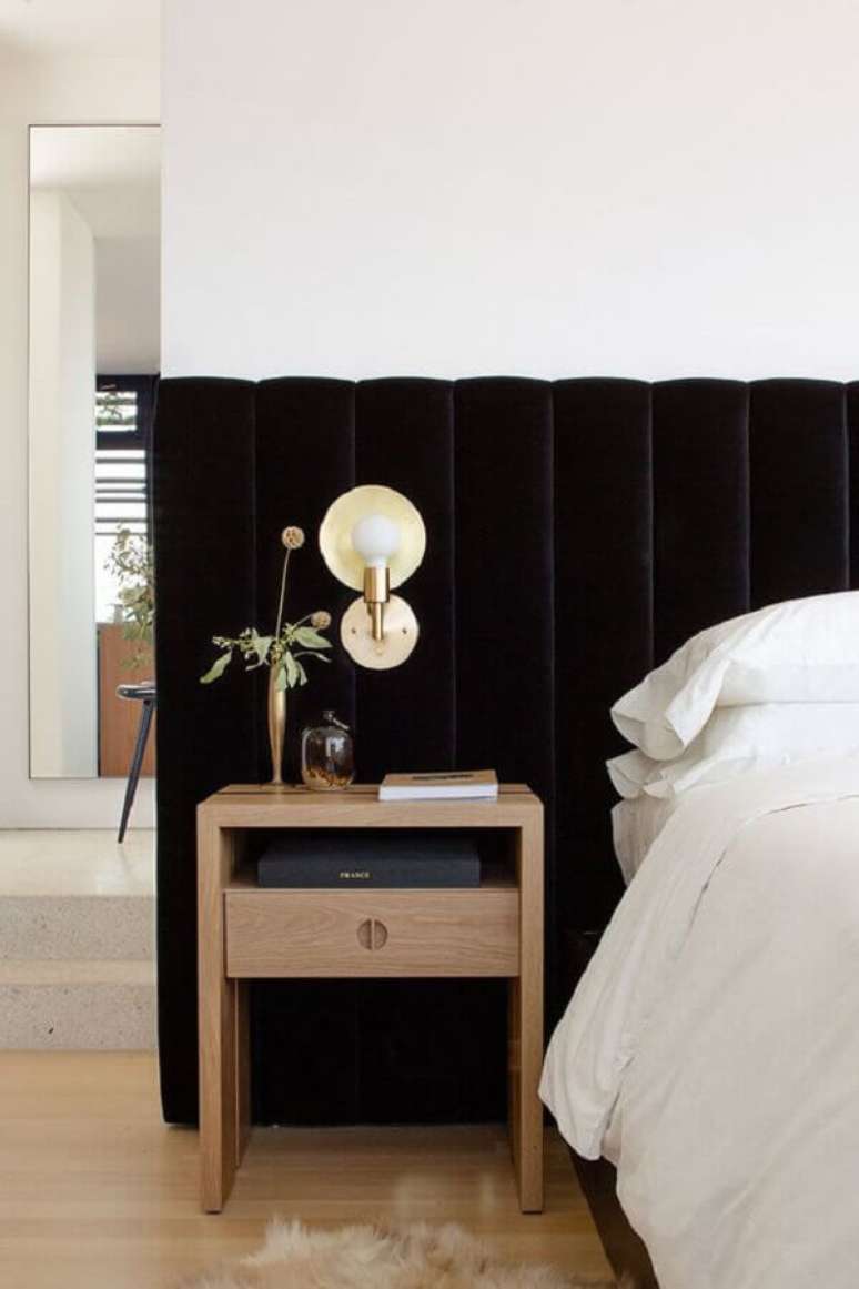 49. Há vários modelos de cabeceira preta estofada super modernas para sua decoração de quarto contemporâneo – Foto: Frenchy Fancy