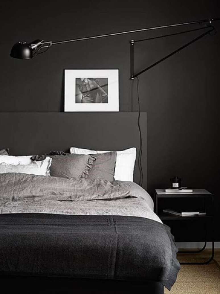50. Quarto preto moderno minimalista decorado com cabeceira casal preta – Foto: Pinterest
