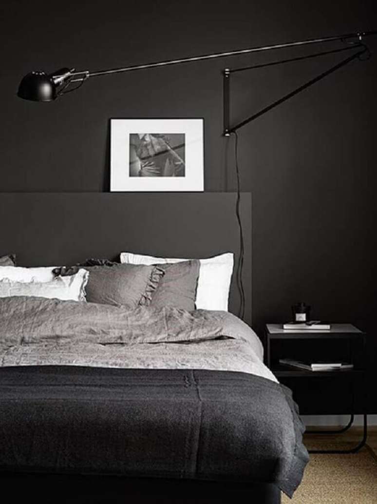50. Quarto preto moderno minimalista decorado com cabeceira casal preta &ndash; Foto: Pinterest
