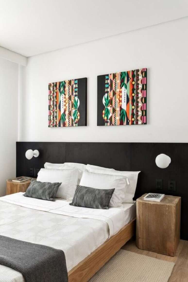 52. Quarto simples decorado com quadros coloridos e cabeceira casal preta – Foto: Meireles Pavan