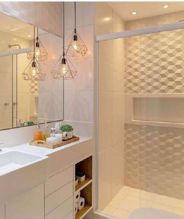 59. Revestimento 3D para decoração de banheiro sob medida branco com luminária pendente aramada – Foto: Pinterest