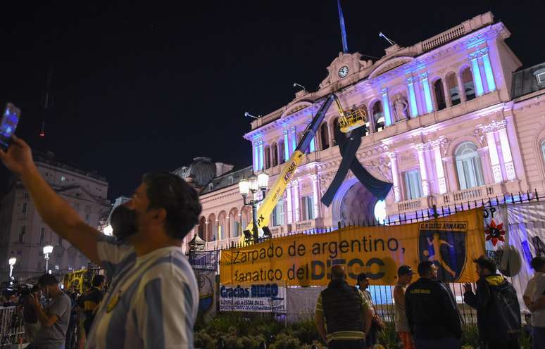 Fãs começaram as homenagens na Casa Rosada já durante a madrugada