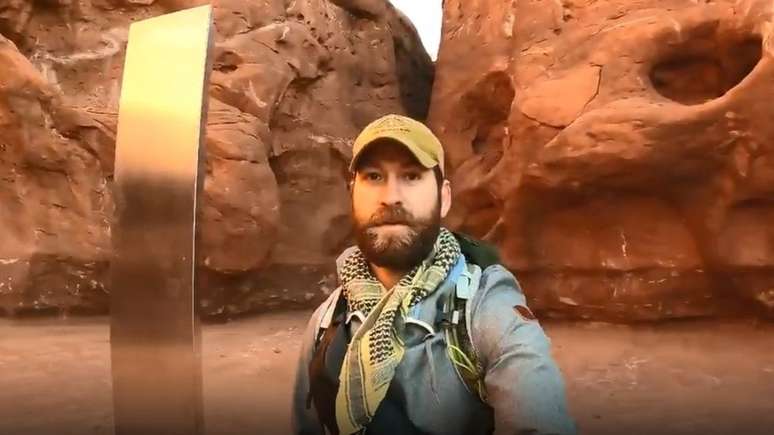 Após um usuário do Reddit postar suposta localização do monolito, David Surber pegou o carro na madrugada e foi para o meio do deserto