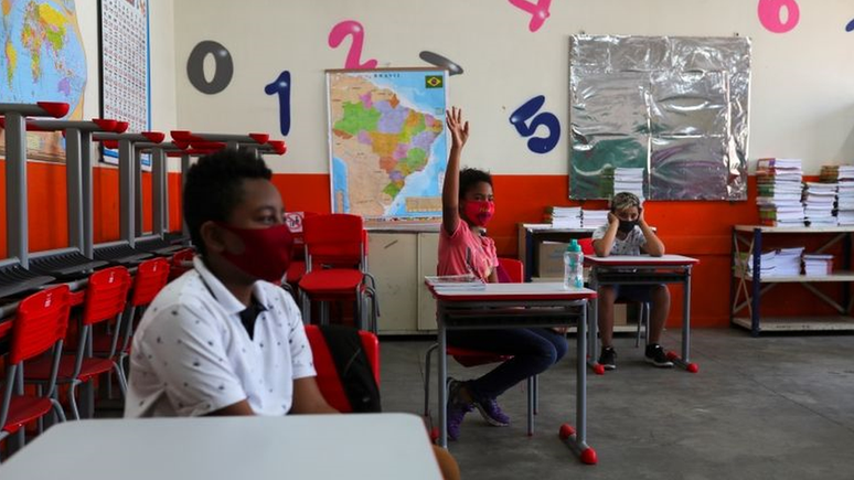 Escola em São Paulo em foto de outubro; médicos dizem que adequações a protocolos em escolas de todo o país é urgente para evitar comprometimento do ano escolar de 2021