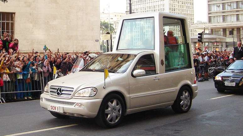 Papamóvel carregando papa Bento em 2007 pelas ruas de São Paulo