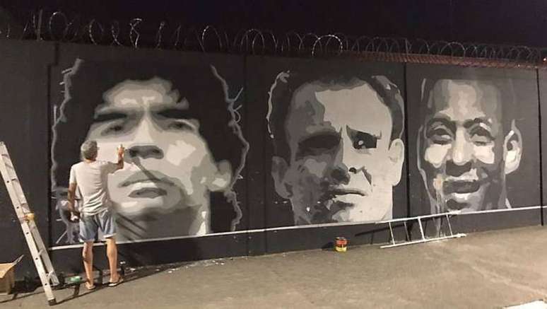 Santos pintou o rosto de Maradona no muro do CT Rei Pelé