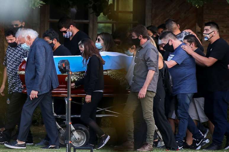 Friends and family carry the casket of soccer legend Diego Armando Maradona, at the cemetery in Buenos Aires, Argentina, November 26, 2020. REUTERS/Agustin Marcarian