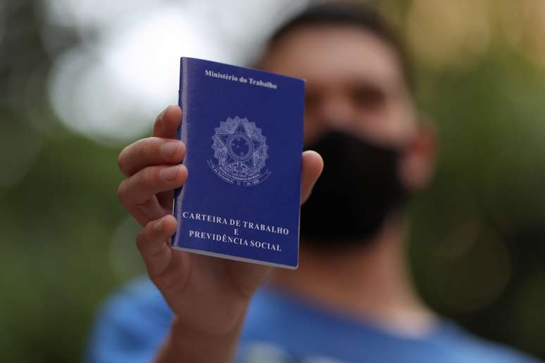 Homem mostra carteira de trabalho enquanto busca oportunidade de emprego no centro de São Paulo
06/10/2020
REUTERS/Amanda Perobelli