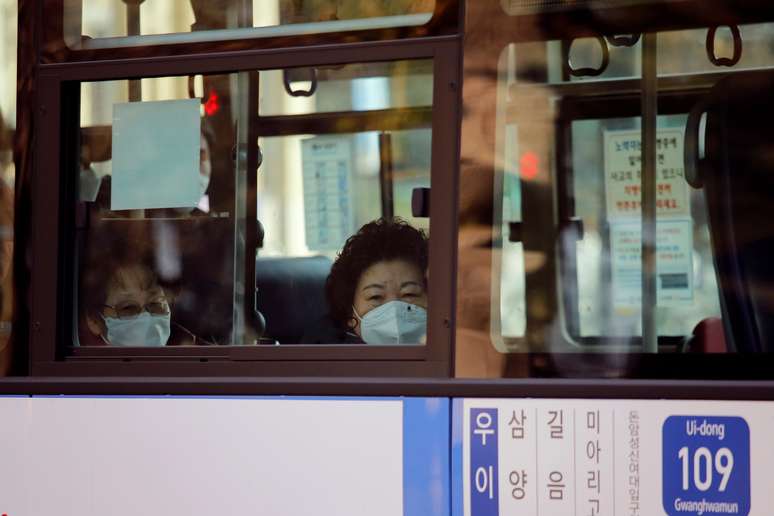 Sul-coreanos em ônibus pelas ruas de Seul
27/11/2020
REUTERS/Heo Ran