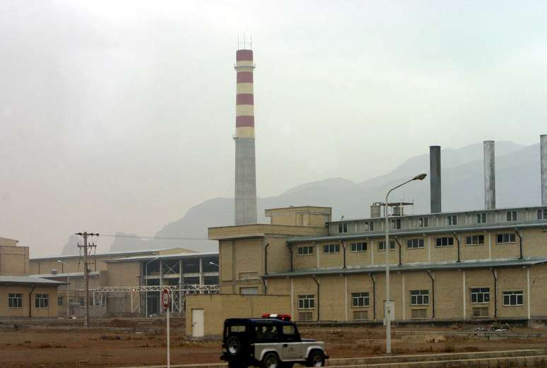 Carro de segurança passa em frente a unidade nuclear de Natanz, a 300 km ao sul de Teerã
20/11/2014 
