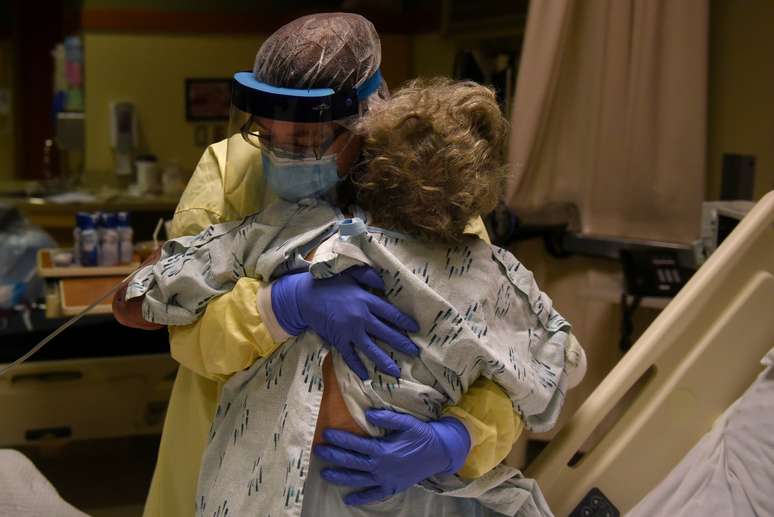 Profissionais de saúde em hospital em Laskin, no Estado norte-americano do Kansas
19/11/2020 REUTERS/Callaghan O'Hare