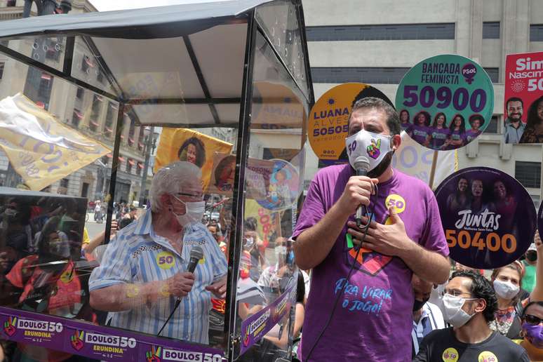 Guilherme Boulos (PSOL) durante campanha para a prefeitura de São Paulo; ao lado, a candidata a vice-prefeita na chapa, Luiza Erundina 
13/11/2020
REUTERS/Amanda Perobelli