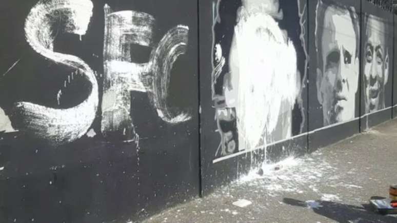 Imagem de Maradona no muro do CT Rei Pelé foi vandalizada poucas horas depois de ser pintada (Foto: Reprodução)