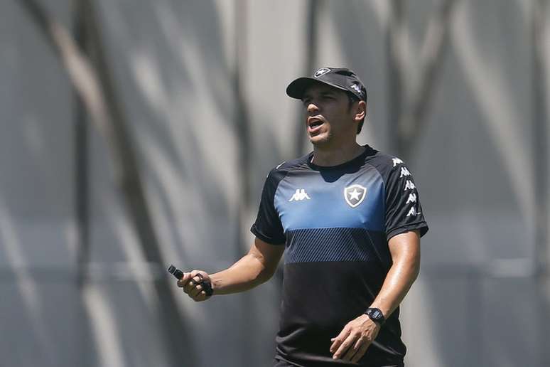 Lúcio Flávio comanda treino sob o Sol do Rio de Janeiro (Foto: Vítor Silva/Botafogo)