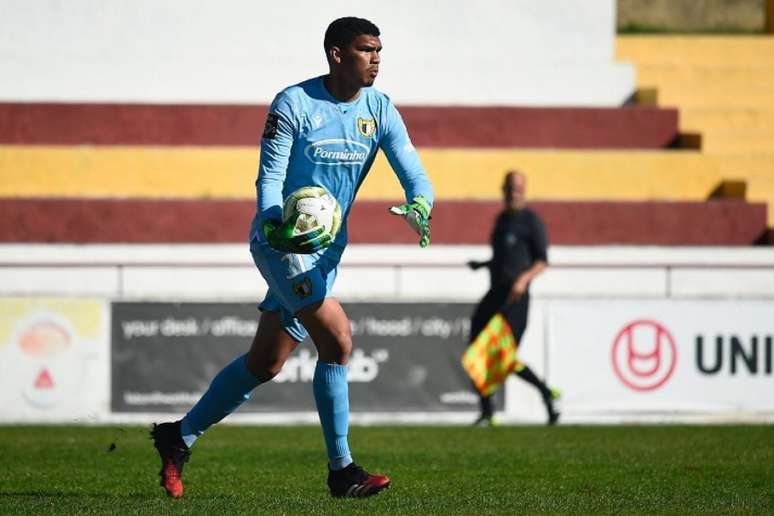 Luiz Jr. vai dar a primeira camisa que usar na Seleção para o seu tio Dudu (Foto: Divulgação/Famalicão)