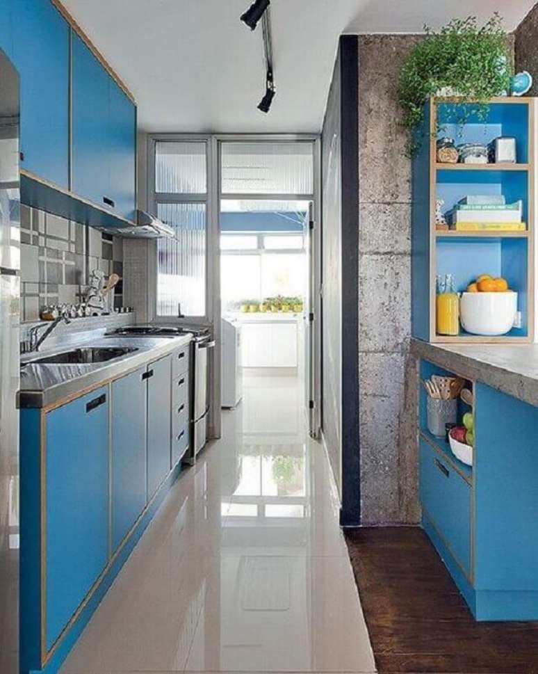 14. Decoração simples com armário de cozinha planejado azul – Foto: Manual da Obra