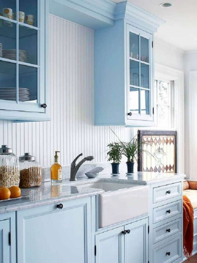 20. Decoração com estilo vintage com armário de cozinha azul claro – Foto: Better Homes and Gardens