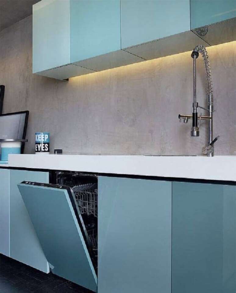 21. Cozinha decorada com parede de cimento queimado e armário de cozinha planejado azul moderno – Foto: Home Fashion Trend