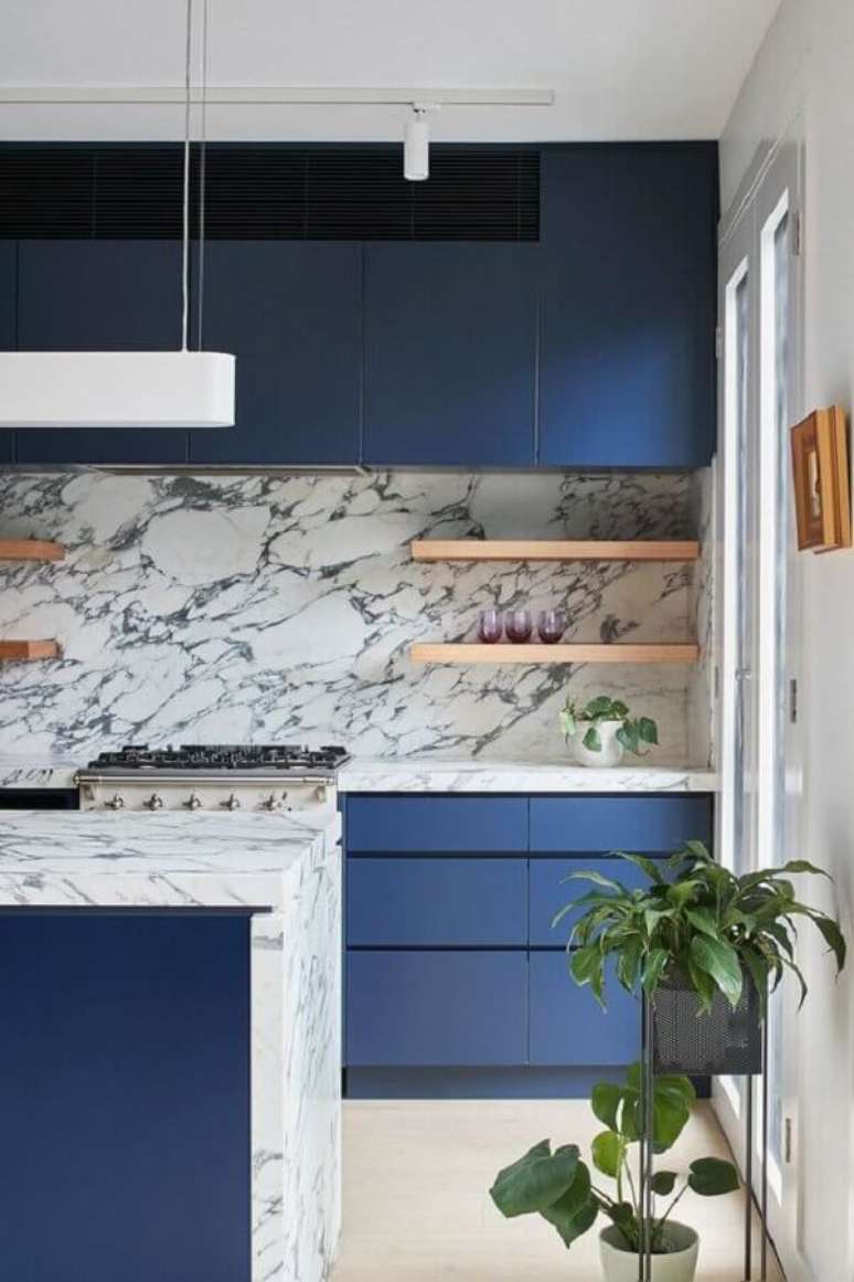 26. Cozinha moderna decorada com bancada de mármore para armário de cozinha azul marinho – Foto: Côté Maison