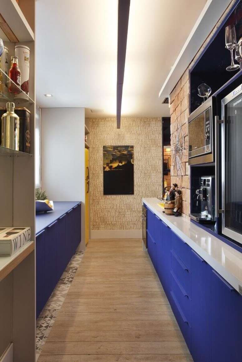 29. Cozinha corredor moderna decorada com arm&aacute;rio de cozinha planejado azul &ndash; Foto: Home Fashion Trend