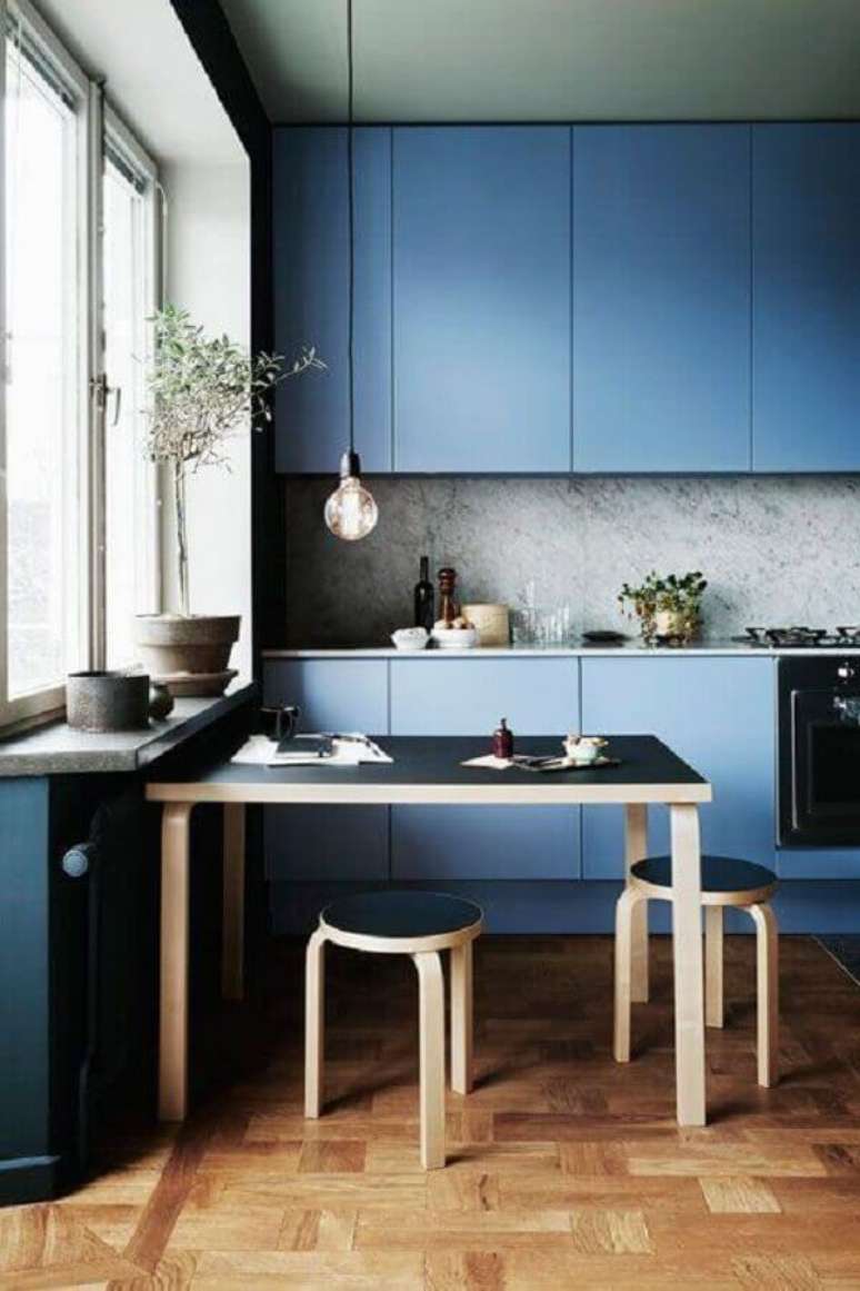 30. Decoração com mesa de madeira e armário de cozinha planejado azul moderno – Foto: Home Decor Ideas