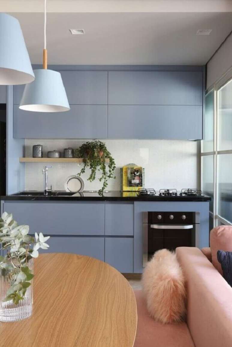 34. Decoração clean com armário de cozinha azul claro planejado – Foto: Casa de Valentina