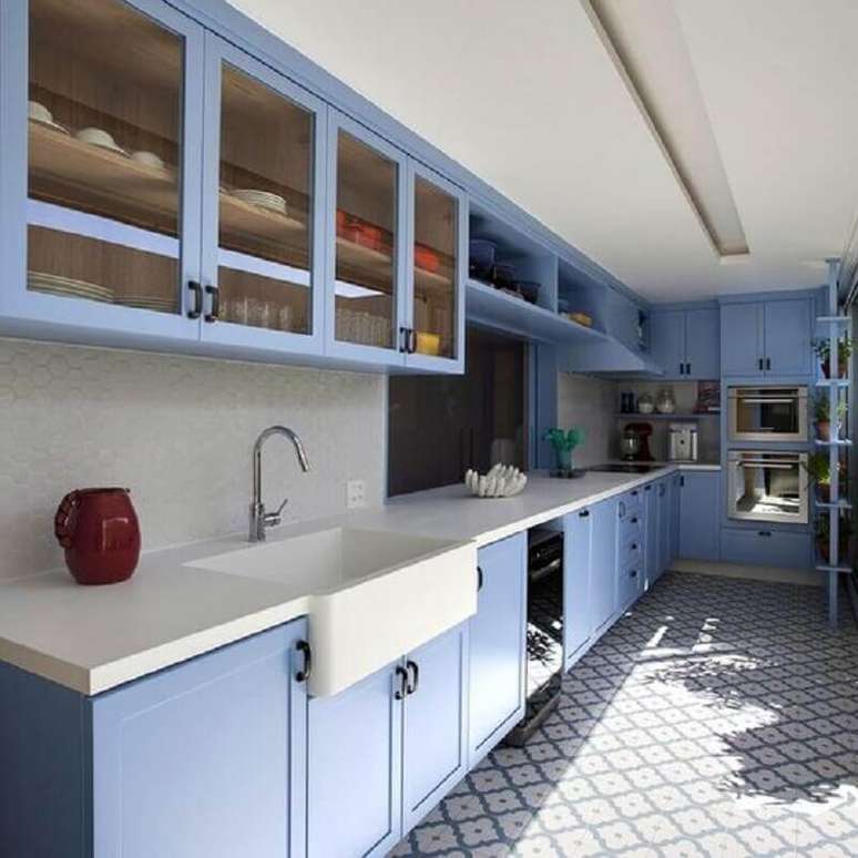 43. Decoração clássica com armário de cozinha planejado azul retrô – Foto: Pinterest