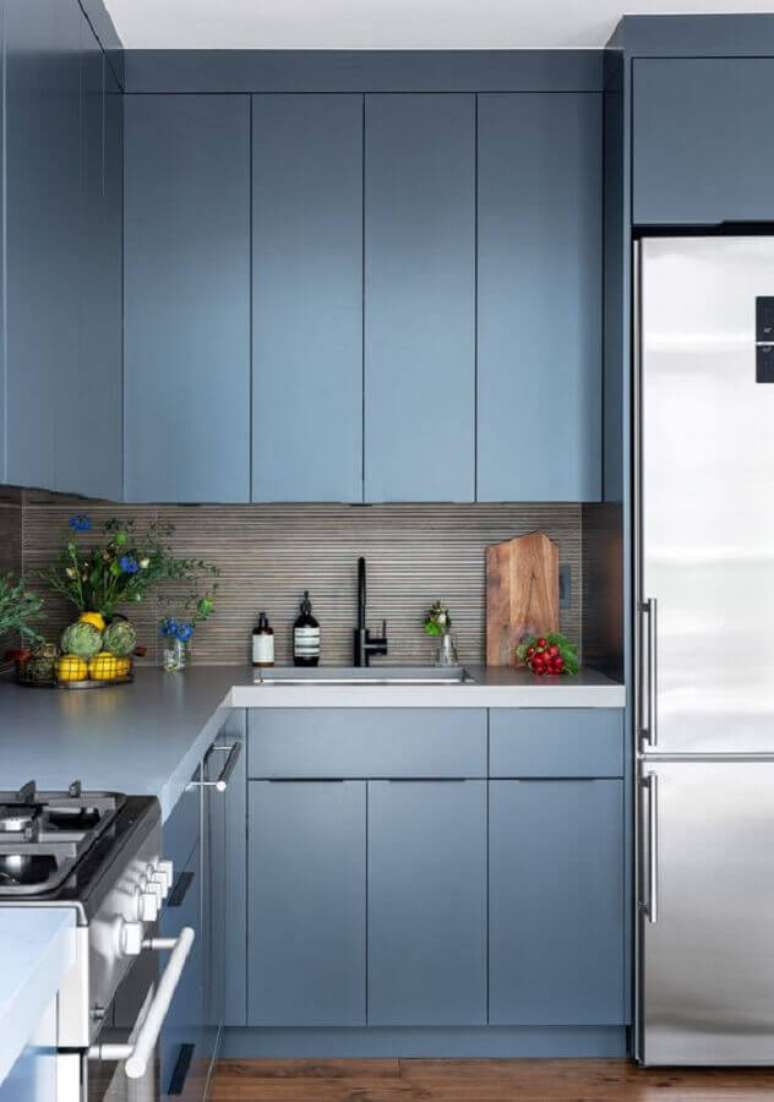 46. Decoração moderna com armário de cozinha planejado azul de canto – Foto: Rue Magazine